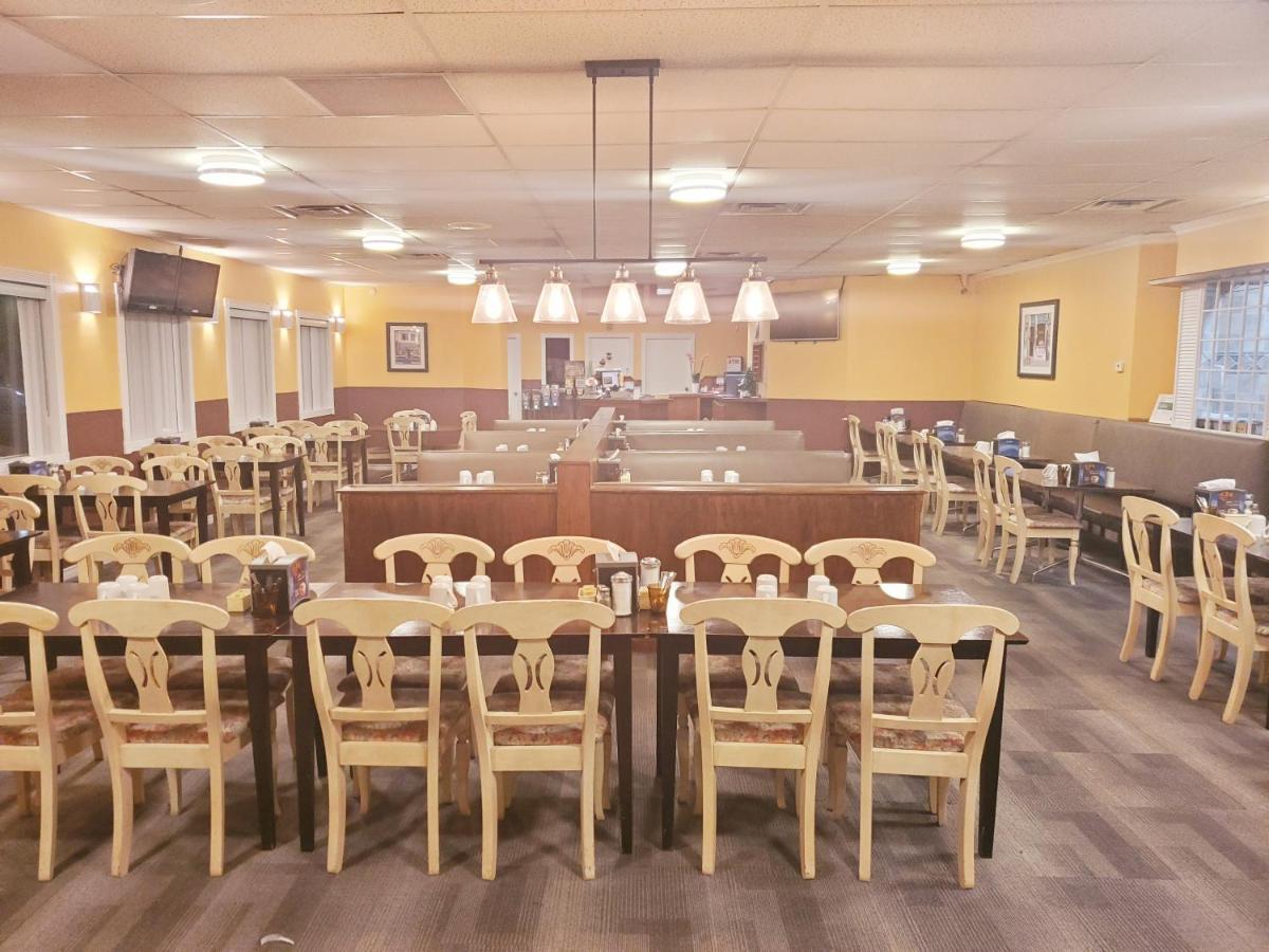 Moosomin Country Squire Inn Екстер'єр фото