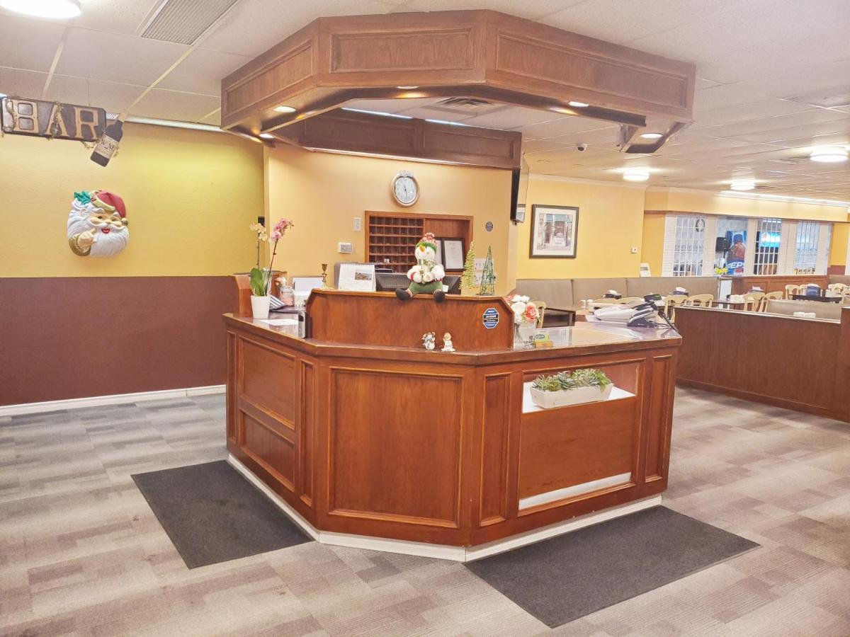 Moosomin Country Squire Inn Екстер'єр фото